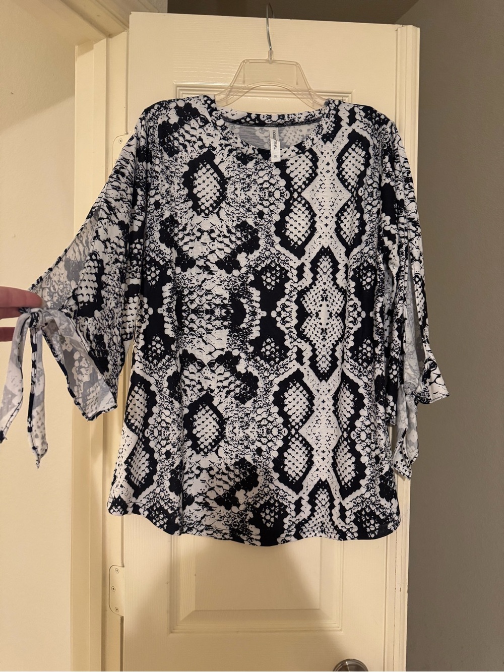 Tickled Teal Black & White Snake-Print Tie-Sleeve Tunic